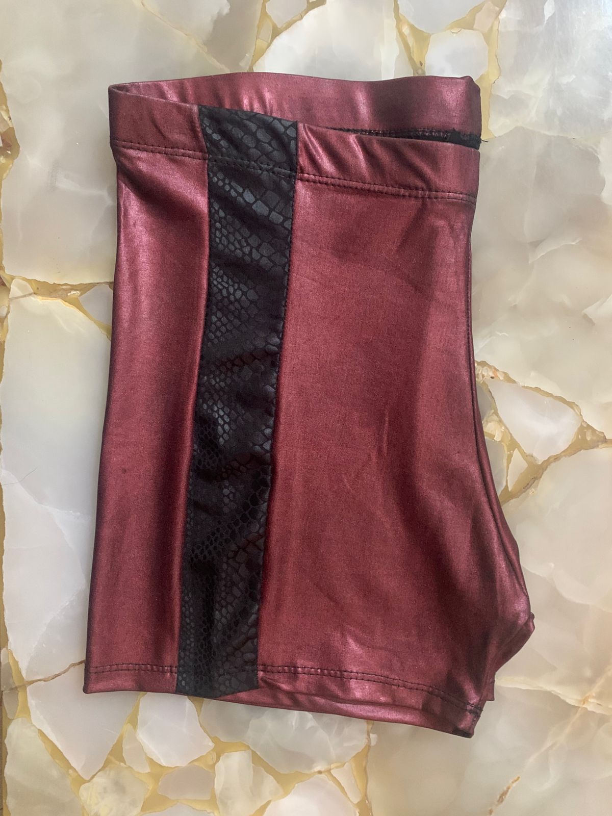 Short engomado rojo con recorte animal print negro-amapola conscious fit-TL