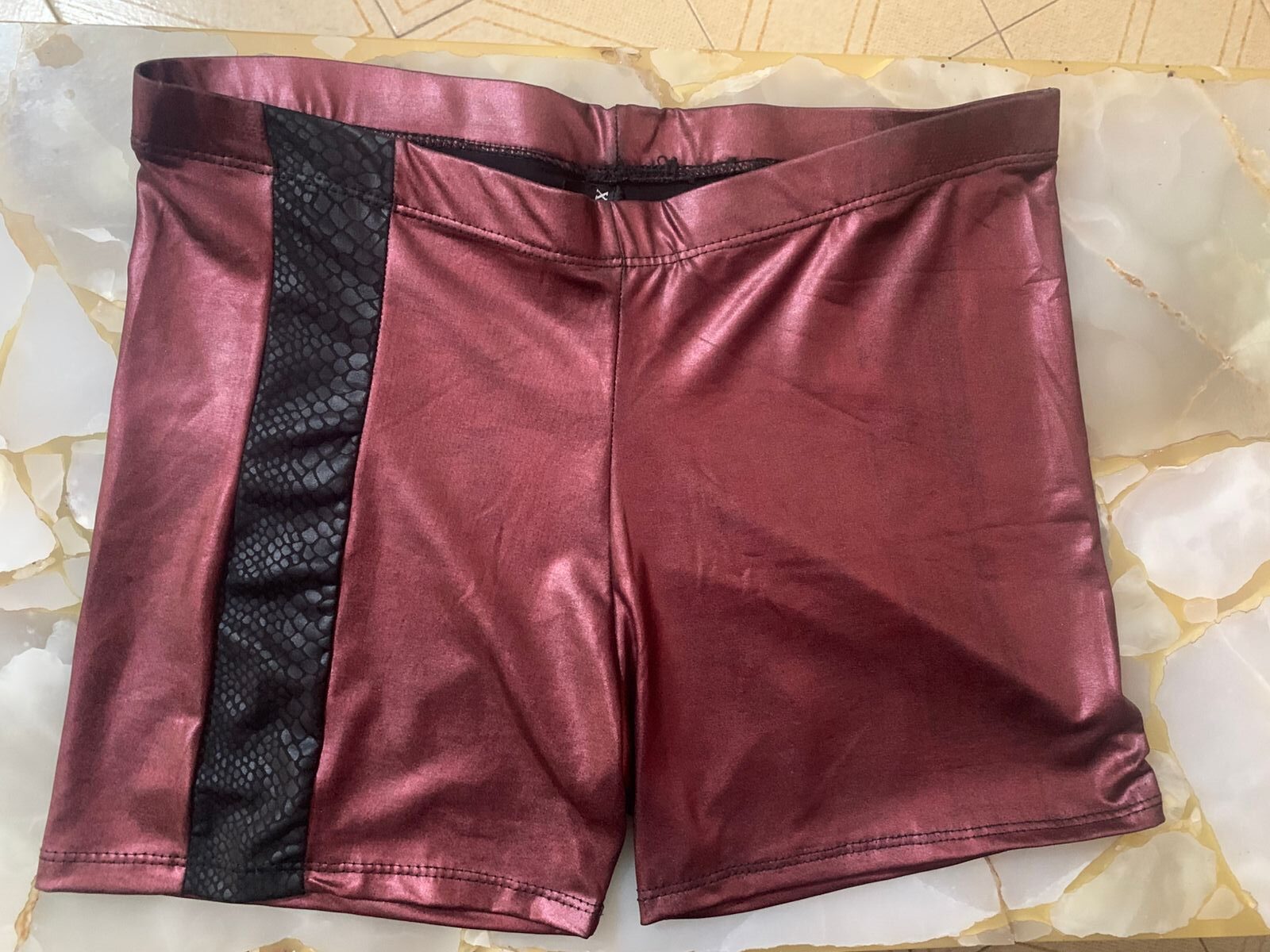 Short engomado rojo con recorte animal print negro-amapola conscious fit