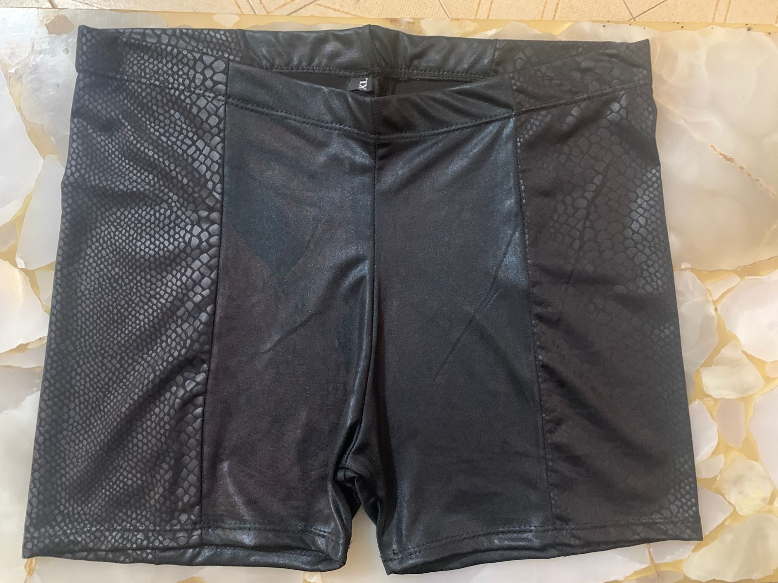 short engomado negro con recorte lateral animal print-TXL- amapola conscious fit